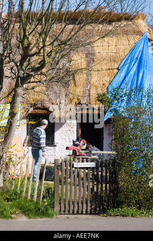 Tetto di Paglia del cottage in fase di rinnovo Foto Stock