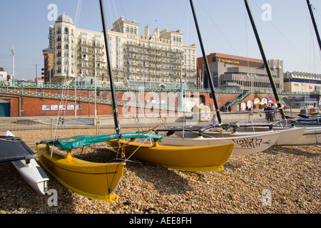 Barche sulla spiaggia di Brighton Foto Stock