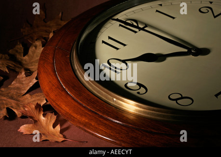 Orologio che mostra il tempo con foglie di autunno Foto Stock