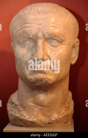 Busto di imperatore Vespasiano in mostra al Palazzo Romano di Fishbourne, West Sussex, in Inghilterra Foto Stock