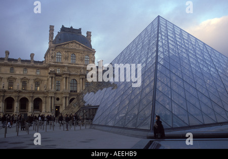 Il vetro Pyaramid presso il Louvre Art Museum di Parigi Francia Foto Stock