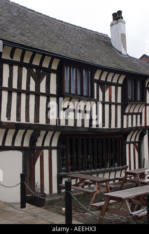 Vecchia regina s Head Pub Sheffield costruito XV XVI secolo come una casa Foto Stock