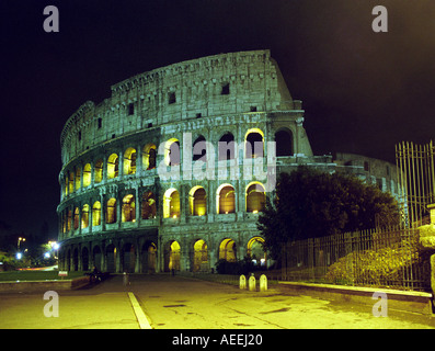 Vista notturna del Colosseo a Roma, Italia Foto Stock