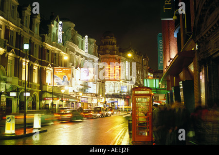 Shaftsbury Avenue nel West End di Londra Theatre District Foto Stock