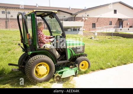 Detenuto femmina lavora con motivi di manutenzione in Nebraska correzionali centro per donne in York Nebraska USA Foto Stock