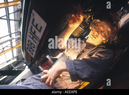 Linea di credito è obbligatorio Giovanni Angerson femmina motore auto corso meccanico ragazze al lavoro in un college ambiente Foto Stock