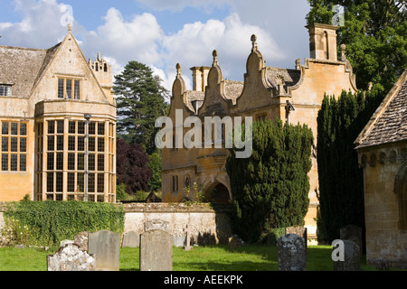 La Jacobiana manor e Gatehouse of Stanway House visto dal sagrato della chiesa nel villaggio Costwold di Stanway, Gloucestershire Foto Stock