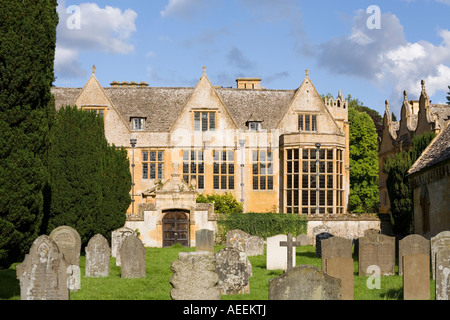 La Jacobiana manor e Gatehouse of Stanway House visto dal sagrato della chiesa nel villaggio Costwold di Stanway, Gloucestershire Foto Stock