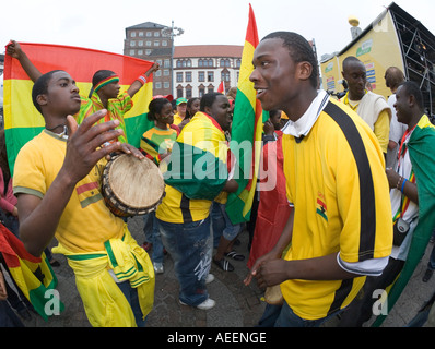 In Ghana, i tifosi di calcio rendendo la musica ad un pubblico visualizzazione evento prima della Coppa del Mondo di calcio Brasile vs Ghana Foto Stock