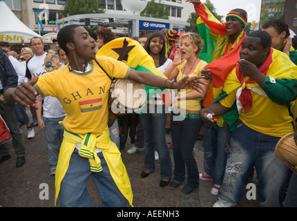 In bianco e nero di ghana gli appassionati di calcio di fare musica a un pubblico visualizzazione evento prima della Coppa del Mondo di calcio Brasile vs Ghana Foto Stock