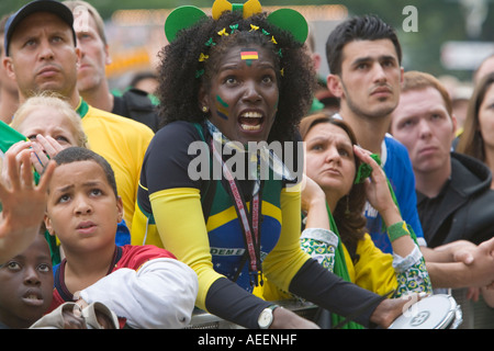 Il calcio brasiliano ventole cercando preoccupato durante la partita del mondiale di calcio Brasile vs Ghana Foto Stock