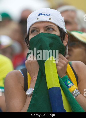 Una femmina preoccupati del calcio brasiliano di copertura della ventola la faccia con il banner durante la visualizzazione della coppa del mondo di calcio Brasile vs Ghana Foto Stock