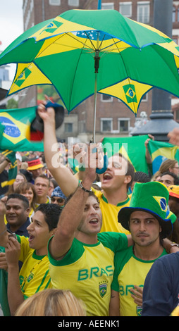 Il calcio brasiliano tifosi guardare la coppa del mondo di calcio Brasile vs Ghana (3:0) a un pubblico visualizzazione Evento in Dortmund in tedesco la pioggia Foto Stock