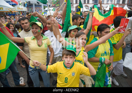 Il calcio brasiliano tifosi esultanza dopo la coppa del mondo di calcio Brasile vs Ghana (3:0) Foto Stock