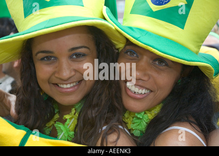 Due femmina brasiliana tifosi di calcio esultanza dopo la coppa del mondo di calcio Brasile vs Ghana (3:0) Foto Stock