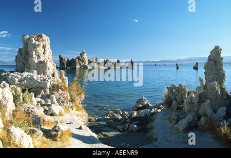 Lago mono, california, Stati Uniti d'America. formazioni di tufo esposti a causa di un abbassamento della originale di livello di acqua nel lago mono, ora un serbatoio di acqua Foto Stock