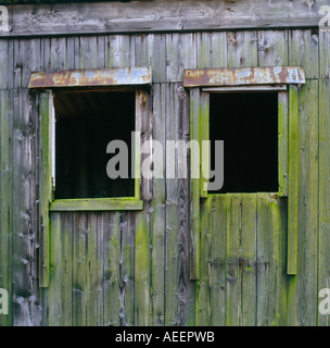 Un vecchio fienile in legno con due finestre Foto Stock