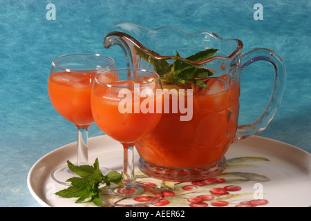 Estate succo di frutta da bere in una brocca e due bicchieri Foto Stock