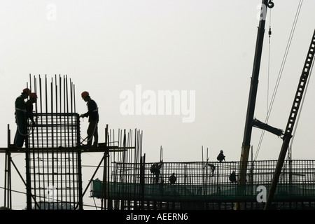 Shanghai - Cina costruzione personale che lavora su una sezione in alzata di una nuova strada per la nuova Formula 1 circuito di corse Foto Stock