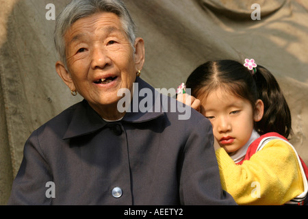 Shanghai Cina 8 anno vecchia ragazza Zeng Ting con sua nonna dalla sua casa di Yang Shu Pu street Foto Stock