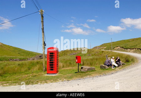 Poco usato il rosso BT phonebox e la cassetta postale a 8 miglia dalla città più vicina in aperta campagna Mid Wales UK Foto Stock