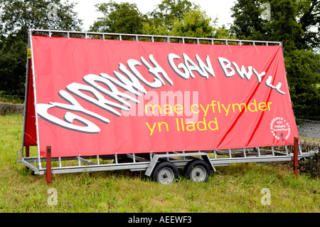 Lingua gallese strada segno mobile dicendo UCCIDERE LA TUA VELOCITÀ velocità uccide vicino a Crickhowell Powys Wales UK Foto Stock
