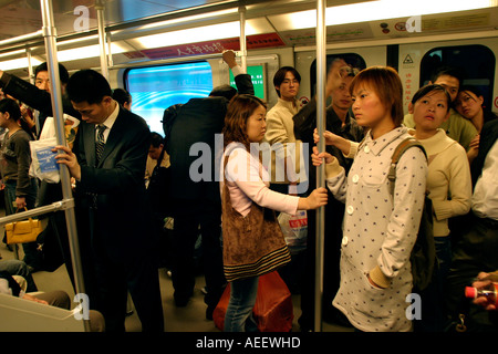 Shanghai China Shanghai sistema di metropolitana è moderno swift e affollata si fa ampio uso di insegne pubblicitarie luminose Foto Stock