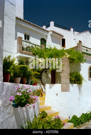 Un tipico capovolgimento di case sulla parte superiore di ogni altro in una collina andaluso village - Torrox, Malaga, Andalusia, Spagna Foto Stock