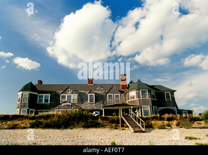 Un vecchio tegola rivestita in casa vacanze sulla spiaggia di Cape Cod, Massachusetts, STATI UNITI D'AMERICA Foto Stock