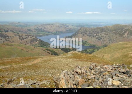 Vista di Ullswater dal basso nero sulla rupe Birks vicino a St Domenica Falesia Foto Stock