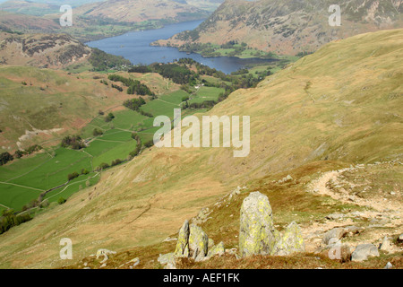 Vista di Ullswater e Grisedale fondovalle dal basso nero sulla rupe Birks vicino a St domenica roccioso nel Lake District inglese Foto Stock