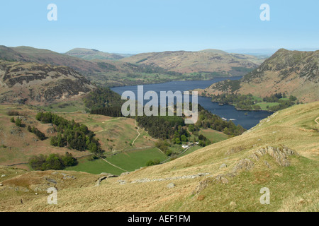 Vista di Ullswater dal basso St domenica roccioso nel Lake District inglese che mostra dove il lago si piega rotonda punto d'argento Foto Stock