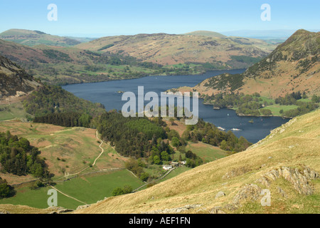 Vista di Ullswater dal basso St domenica roccioso nel Lake District inglese che mostra dove il lago si piega rotonda punto d'argento Foto Stock