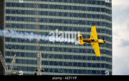 Red Bull Air Race concorrente in un bordo 540 aereo acrobatico a Docklands di Londra nel 2007 Foto Stock