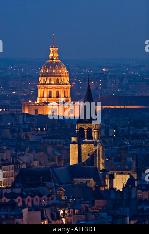 Parigi Francia vista aerea degli Invalides e la chiesa di Saint Germain di notte Foto Stock
