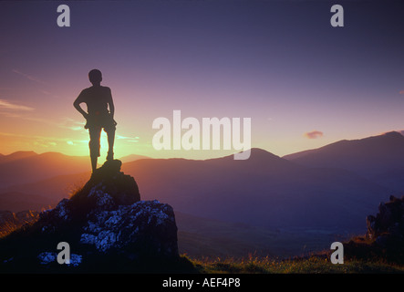 Scalatore sul Vertice di Cnicht al tramonto Snowdonia North West Wales Foto Stock