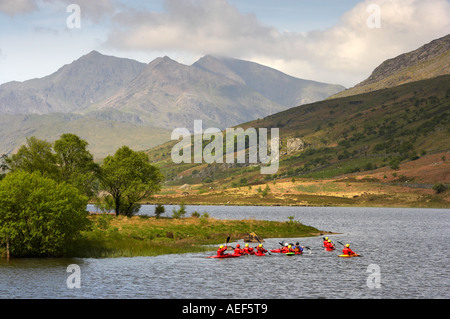 Canoisti Llynnau Mymbyr Vicino a Capel Curig Snowdonia North West Wales Foto Stock