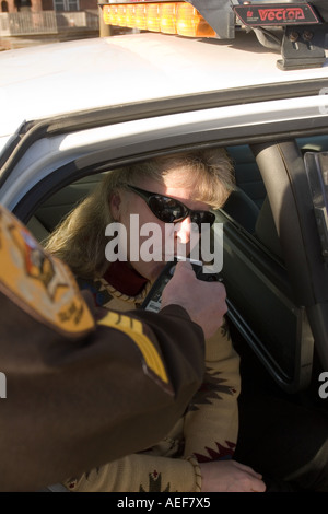 Vice Sheriff somministrare un test utilizzando un Breathalyzer portatile. Nebraska, USA. Foto Stock