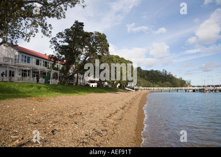 Il Duca di Marlborough Hotel sul lungomare di filamento strada fiancheggiata con alberi Pohutukawa dalla spiaggia Russell "Baia delle Isole' Foto Stock