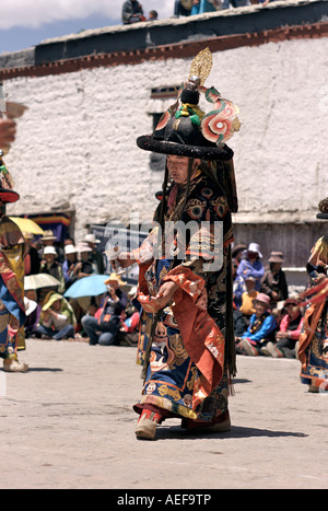 I monaci a Pelkor contese monastero di eseguire una danza della pioggia Foto Stock