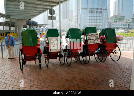 Rickshaws in vendita presso lo Star Ferry in Hong Kong Foto Stock