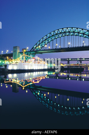 Tyne Bridge e la banchina di notte e smoking princess barca, Gateshead e Newcastle, Regno Unito Foto Stock