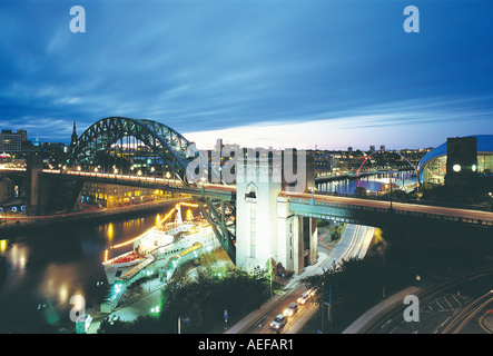 Tyne Bridge e la banchina di notte, Gateshead e Newcastle, Regno Unito Foto Stock