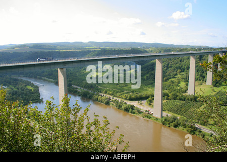 Moseltalbrücke attraversando la valle di Mosel vicino Winningen Renania Palatinato Germania Europa Foto Stock