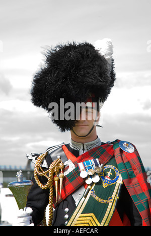 Abiti decorati con motivo scozzese; Alloa Bowmar Scottish Pipe Band tamburo maggiore pelle di orso, Falkirk Highland Games, Scozia regno unito Foto Stock