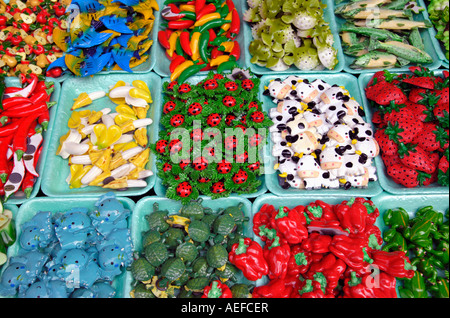 Magneti per il frigo in vendita su strada attuale in Little Italy Foto Stock