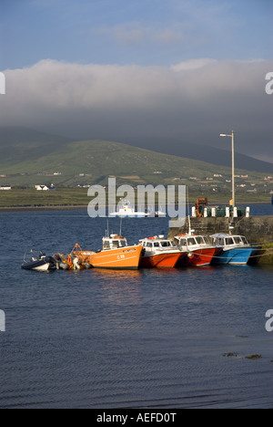 I pescherecci con reti da traino a riposo, Valentia Island Ferry in background, Co. Kerry, Irlanda Foto Stock