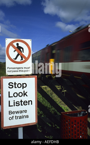 Il treno che passa per la sicurezza segno di avvertimento dal passaggio a livello a South Milford station leeds Yorkshire Regno Unito Foto Stock