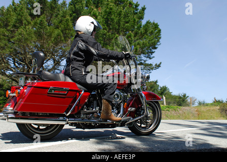 'Un 'Media di età' donna a cavallo di un "Harley Davidson' 'Road King' 'V twin' motociclo, California, USA. Foto Stock