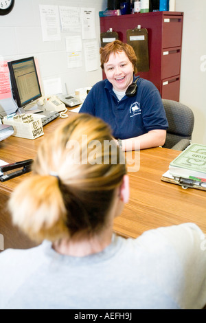 Detenuto femmina parlando a caso lavoratore nel Nebraska correzionali centro per donne in York Nebraska USA Foto Stock